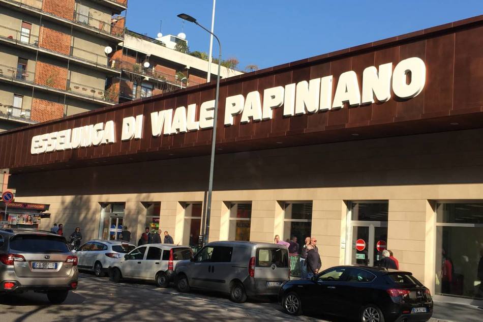 Quei single milanesi a caccia che si sono radunati all’Esselunga