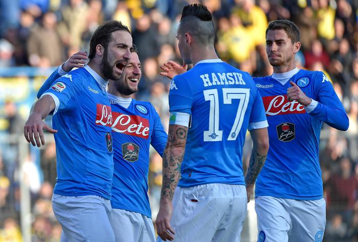 A Napoli in pratica è già scudetto Han fatto pure la pizza tricolore