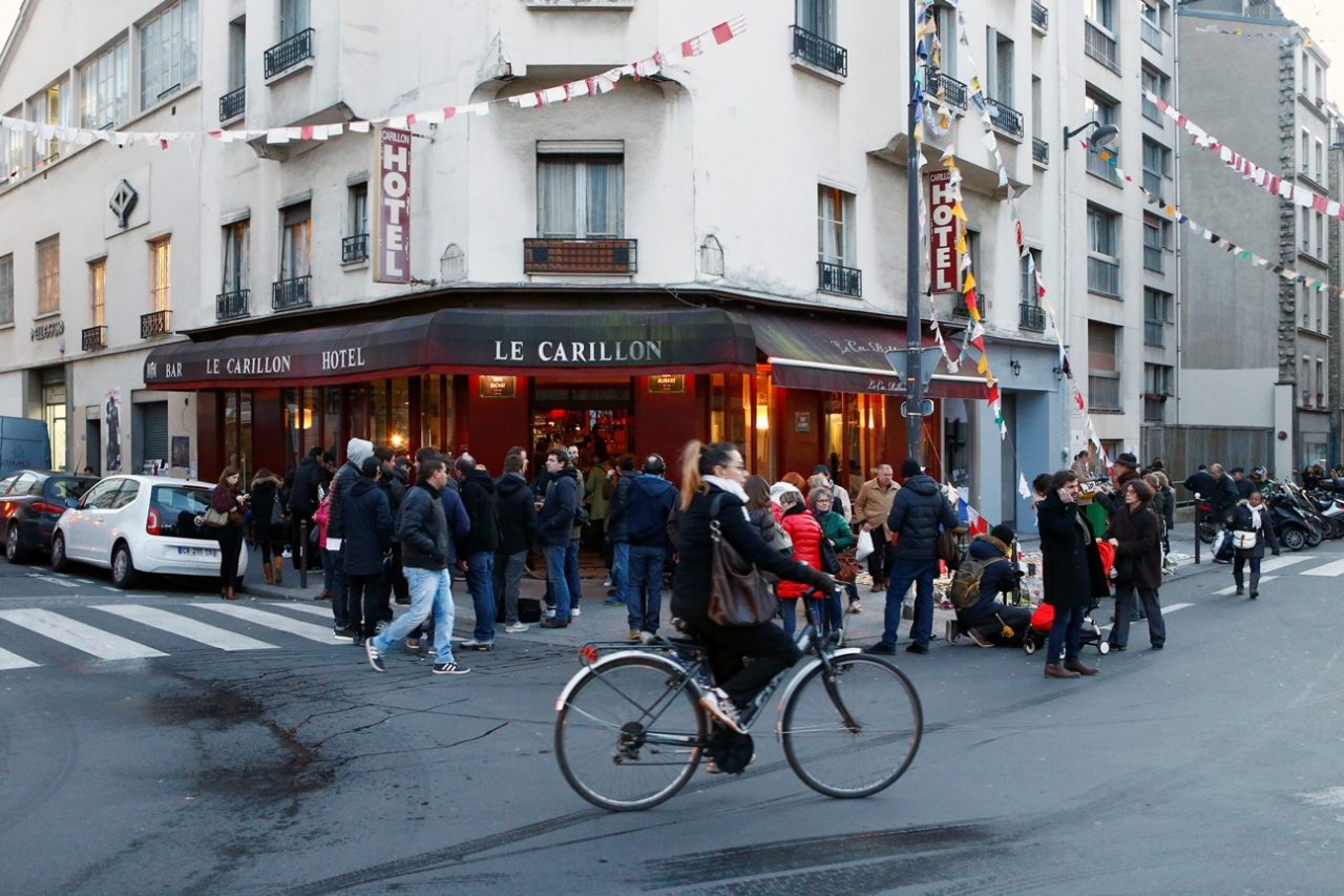 La folla che è tornata al Carillon due mesi dopo la strage di Parigi
