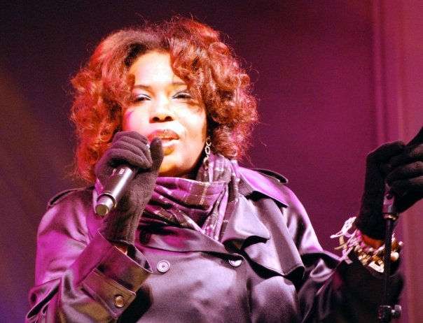 Macy_Gray_in_Toronto,_Canada_by_Tracey_Nolan_(2008)