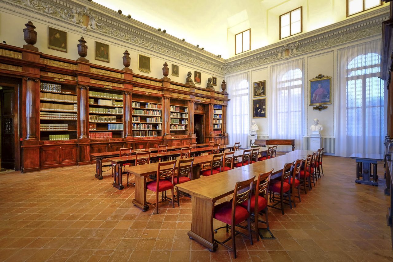 Tour nella restaurata Biblioteca Mai Con belle curiosità sulla sua storia