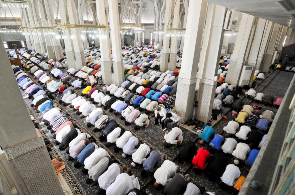 Termina oggi la festività islamica del Ramadan, fedeli in preghiera alla Moschea di Roma
