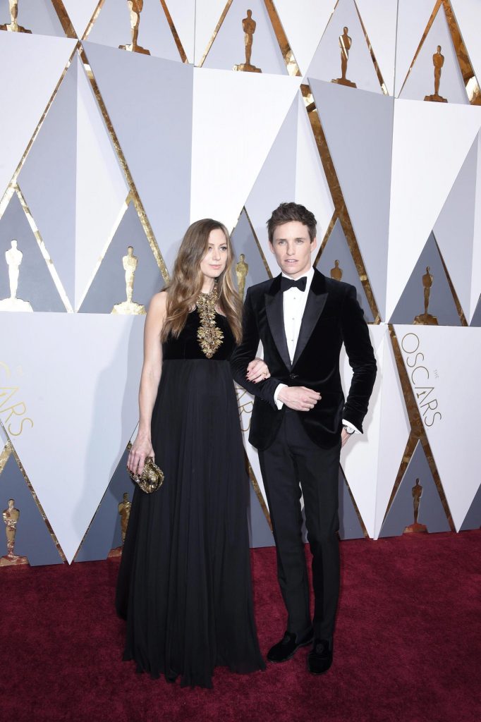 Eddie Redmayne e la moglie Hannah Bagshawe in Alexander McQueen