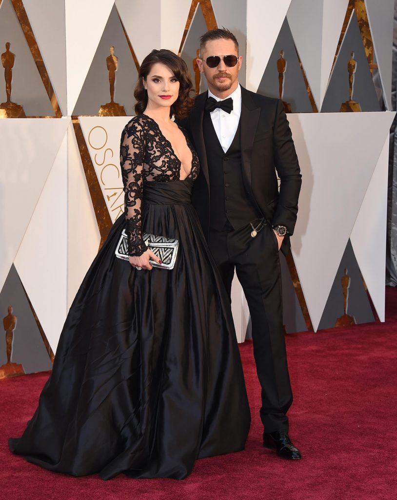 Tom Hardy in Gucci e la moglie Charlotte Riley in Gauri e Nainika