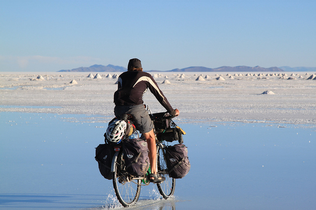 Il medico che ha mollato tutto per fare il giro del mondo in bici