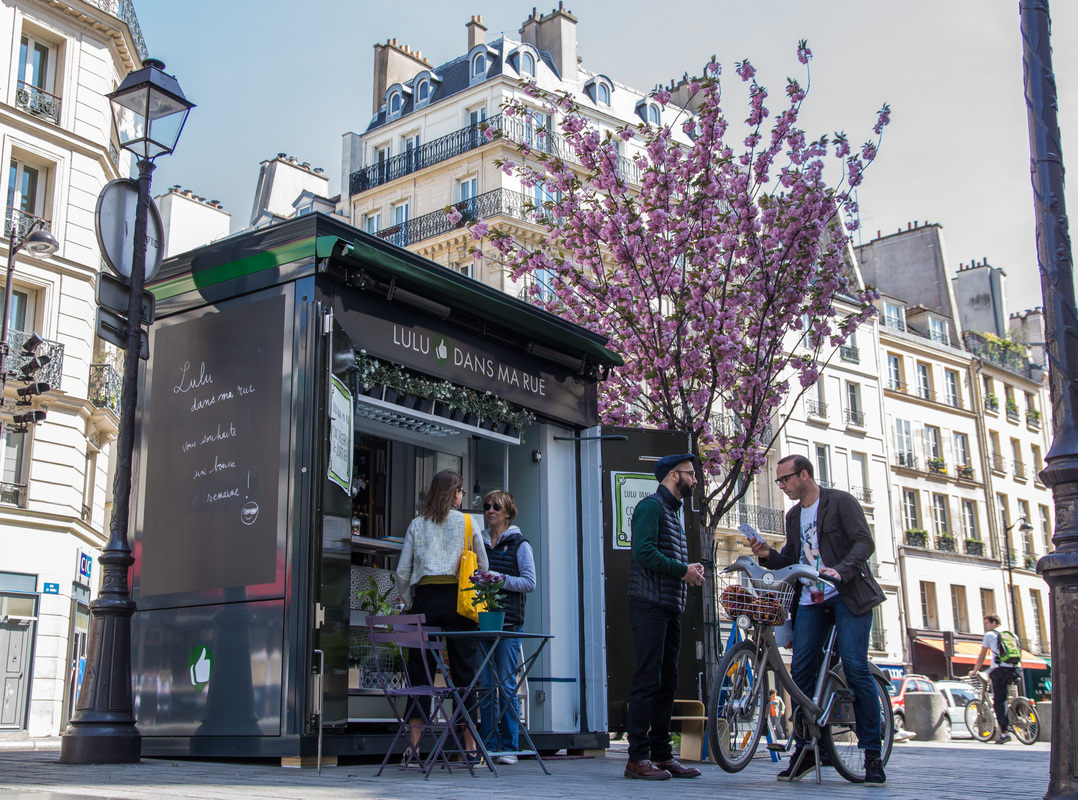 Il piccolo chiosco nel cuore di Parigi a cui chiedere quando si ha bisogno