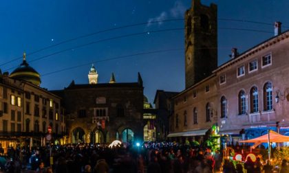 Le stelle nel buio di Piazza Vecchia (Foto di chi fotografava Città Alta)