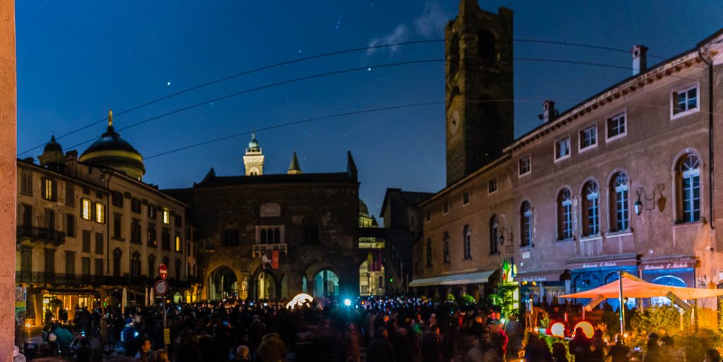 Le stelle nel buio di Piazza Vecchia (Foto di chi fotografava Città Alta)