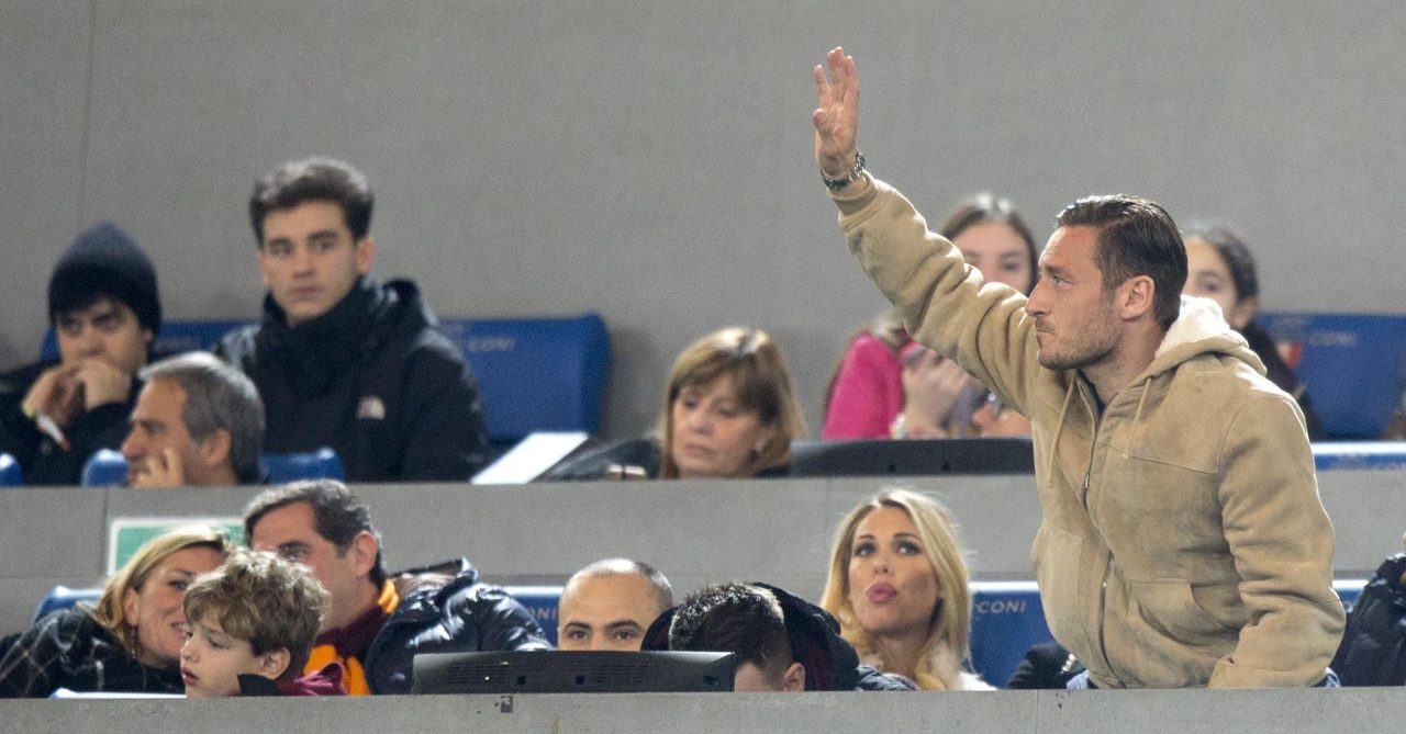 L’affaire Totti divide Roma e Twitter «La soluzione? Famolo sindaco»