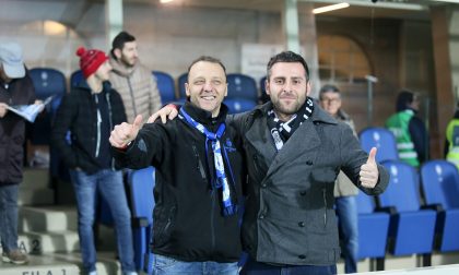 I due tifosi dalla curva al pitch view Il pianto di Denis, da pochi passi