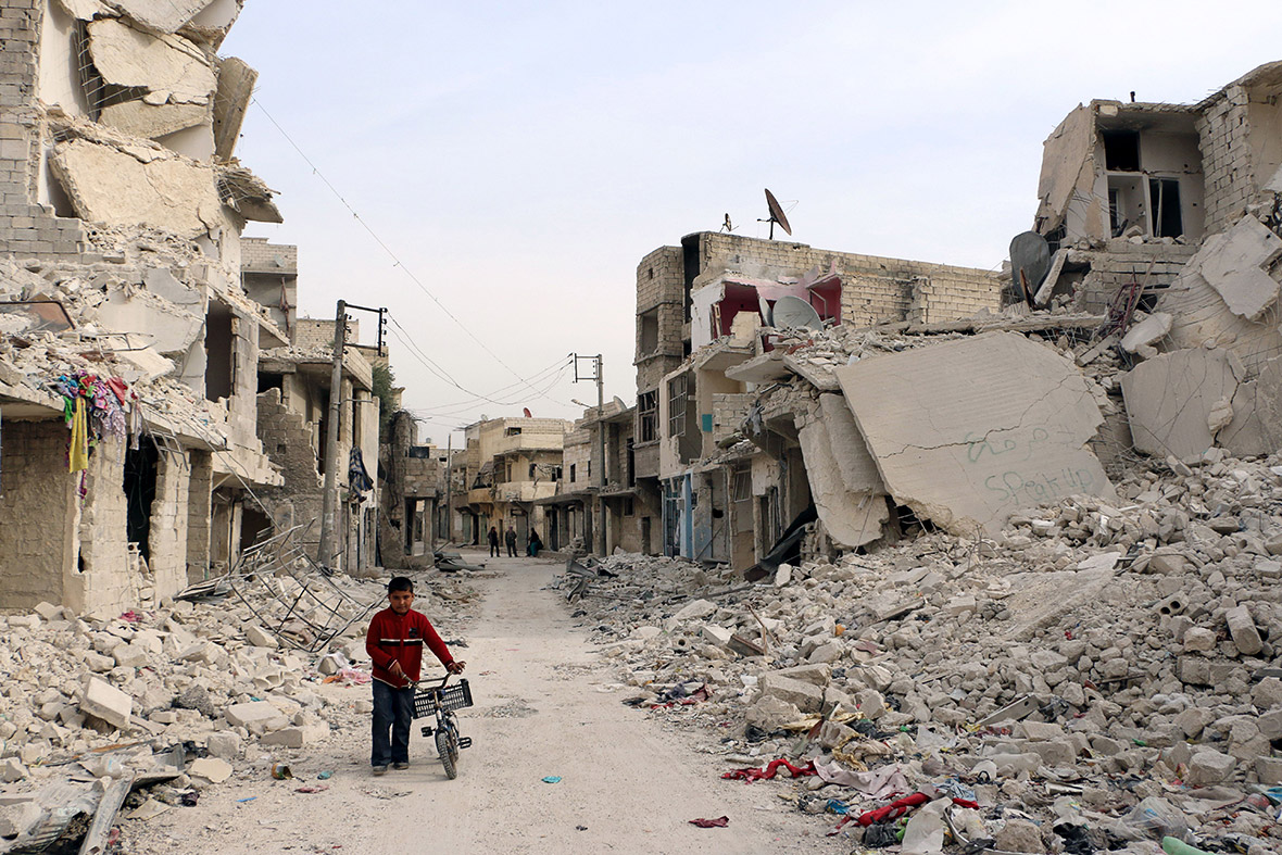 L’esodo dei siriani in fuga da Aleppo dove si consuma la battaglia finale