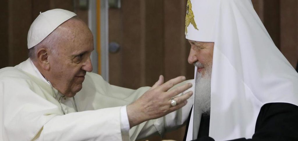 Mille anni (mille!) senza parlarsi sciolti in uno storico abbraccio
