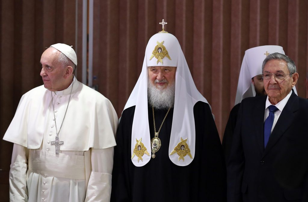 Papa e Kirill, storico abbraccio. "Siamo fratelli"