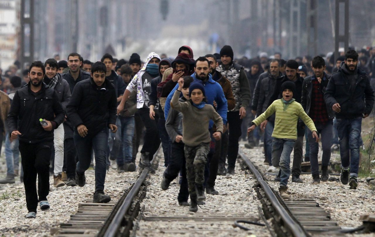 La frontiera sfondata dai migranti al confine tra Grecia e Macedonia