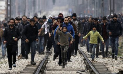 La frontiera sfondata dai migranti al confine tra Grecia e Macedonia