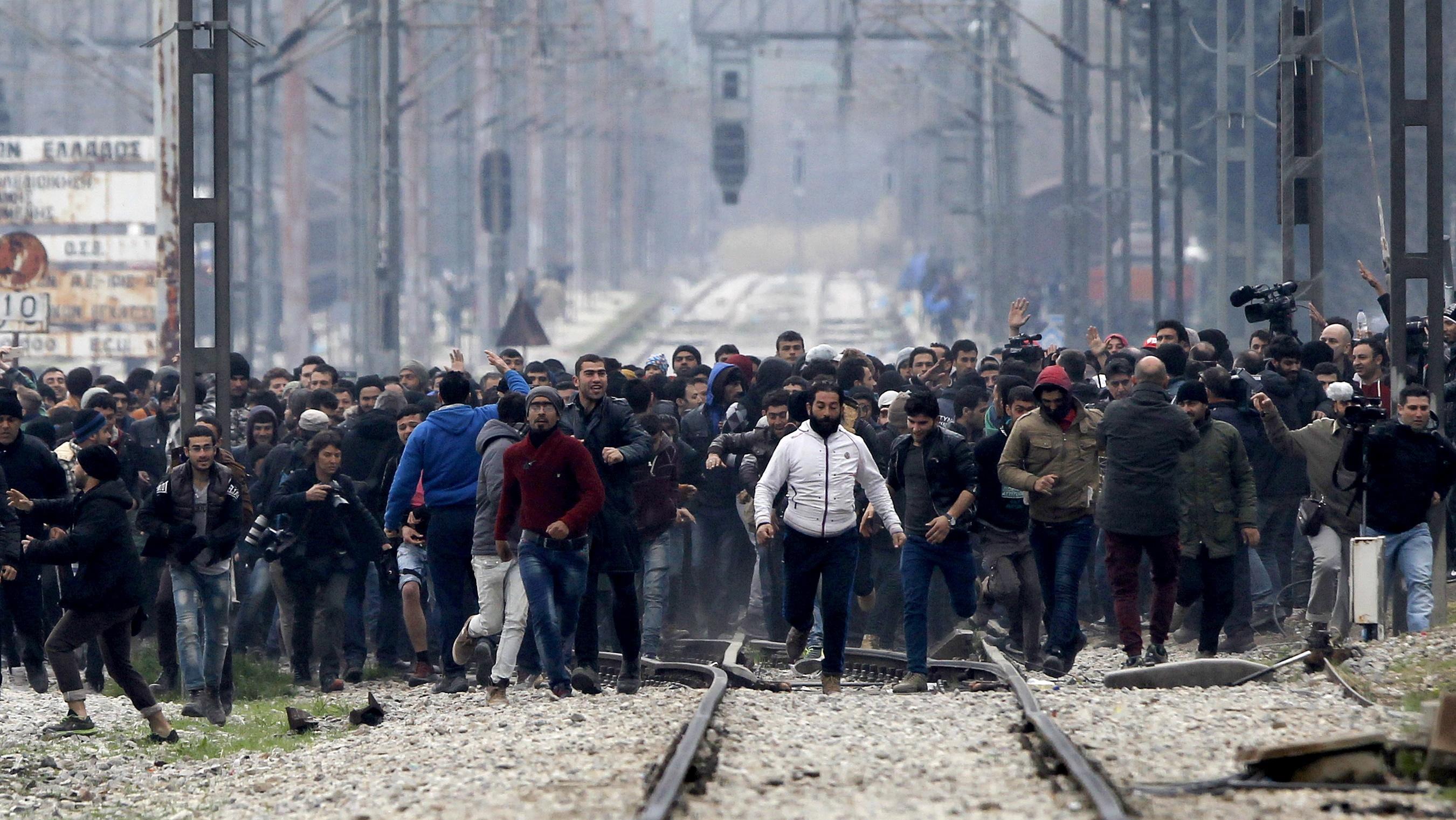 Migranti sfondano tratto barriera Grecia-Macedonia