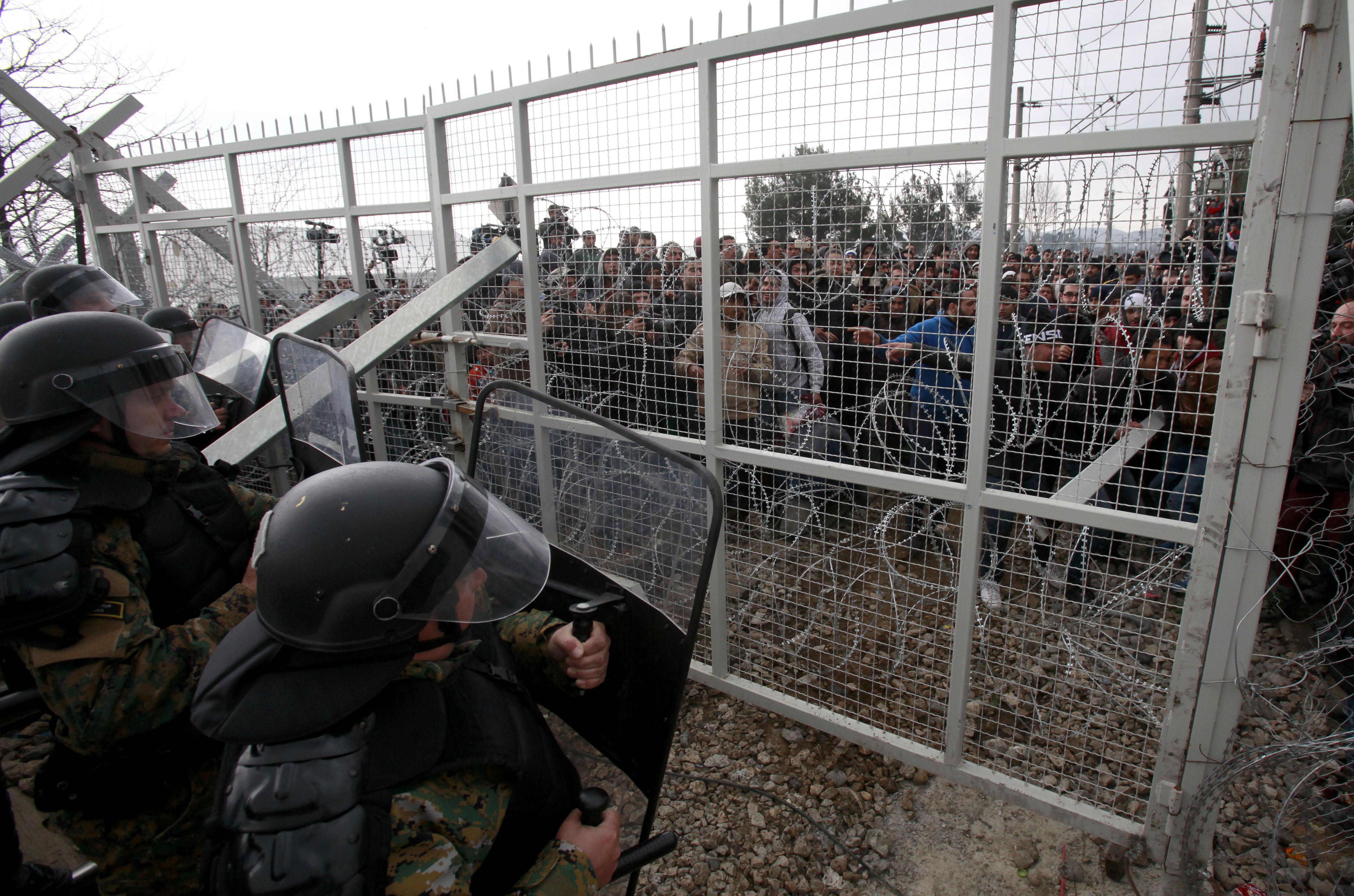 Migranti: polizia macedone spara lacrimogeni