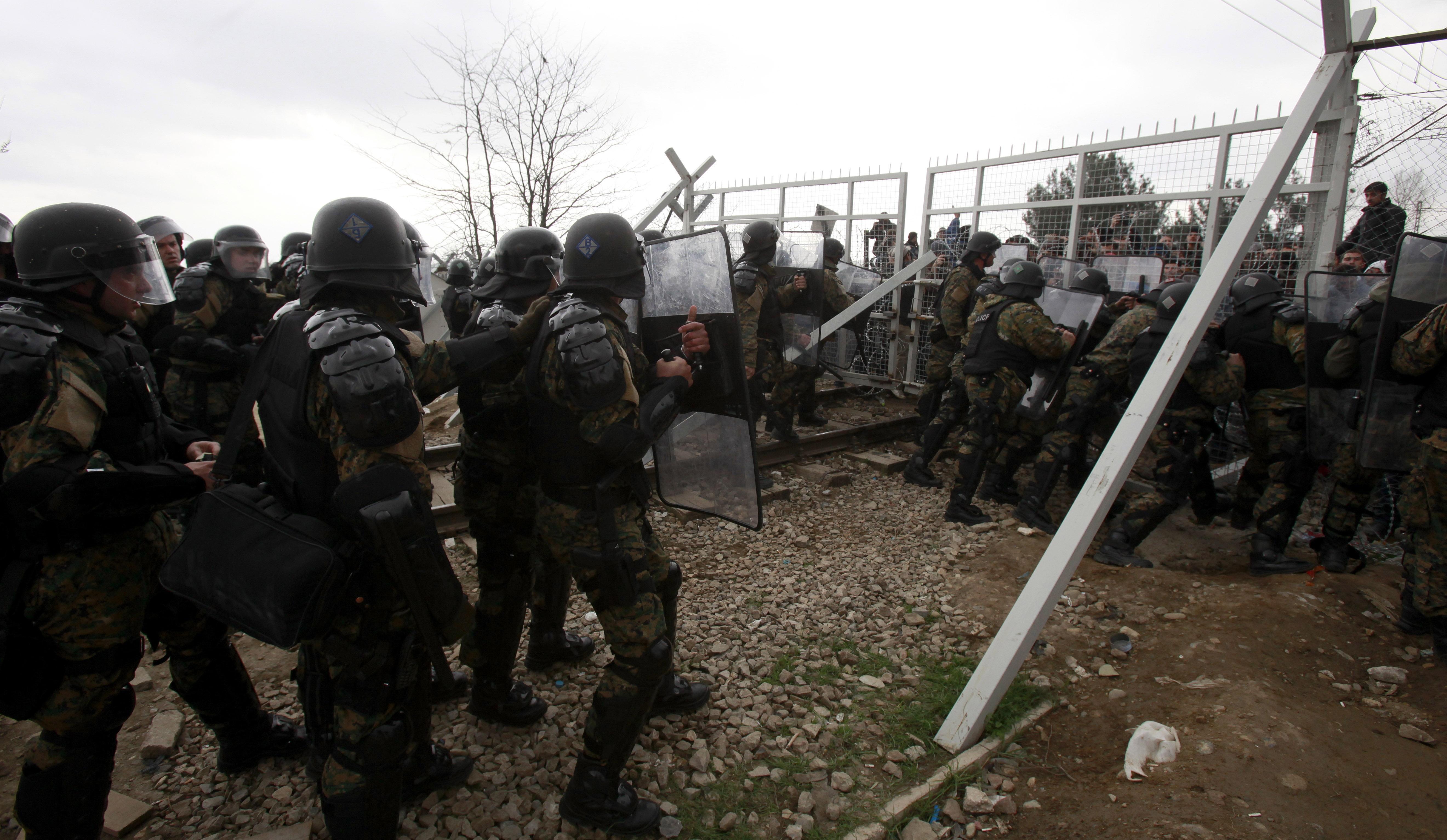 Migranti sfondano tratto barriera Grecia-Macedonia