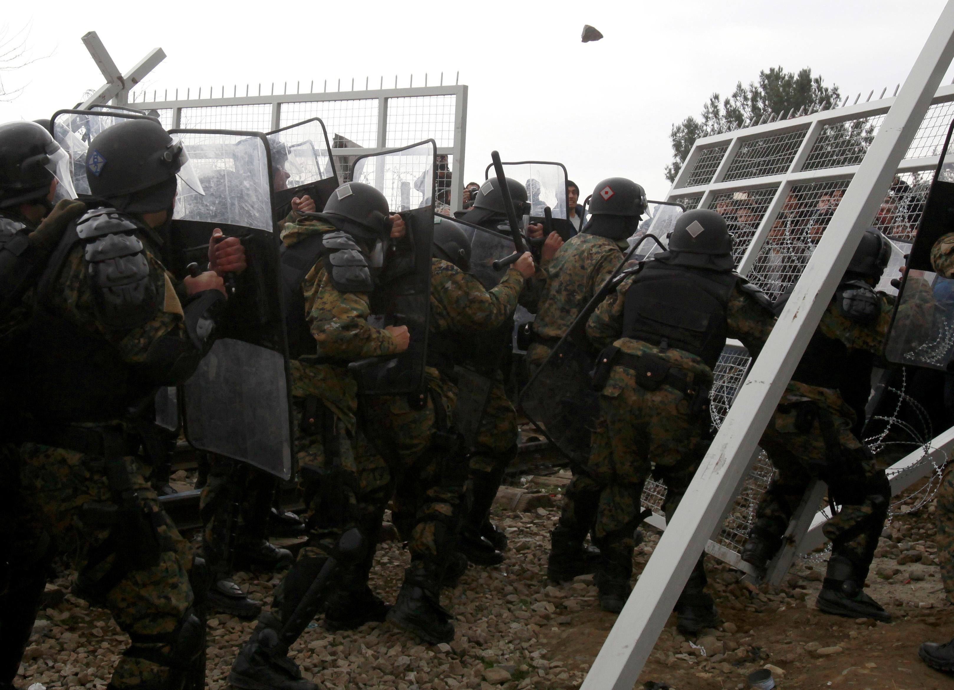 Migranti sfondano tratto barriera Grecia-Macedonia