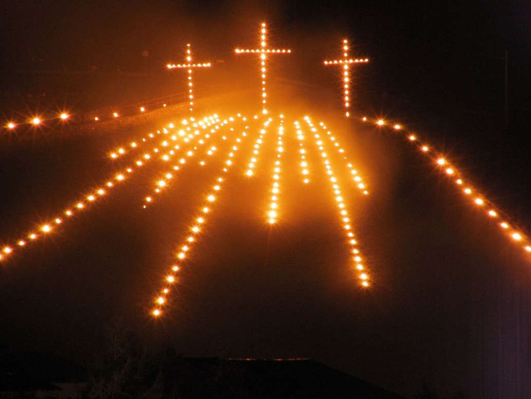 Il suggestivo Venerdì Santo a Gromo Fuoco e luci di un moderno Calvario