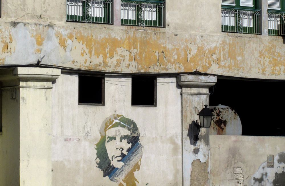 I mille volti del Che sui muri di Cuba Una bella mostra in via Zambonate