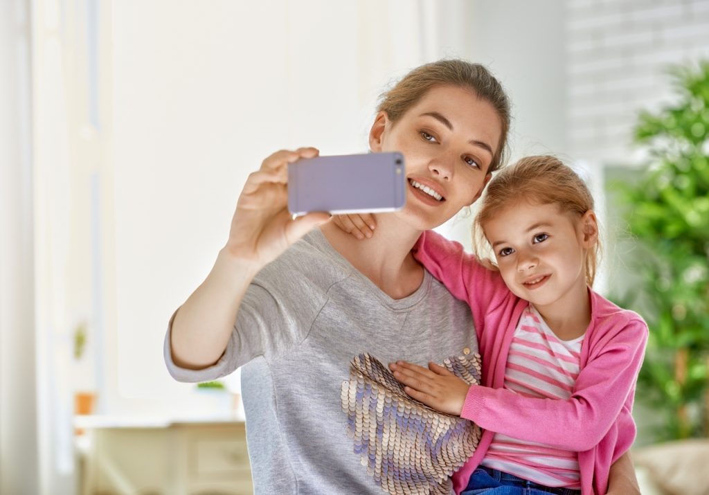 Basta foto dei bimbi sui social Genitori, è una questione serissima