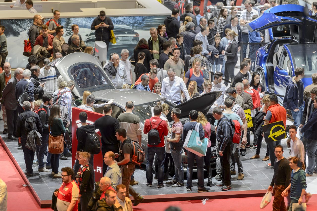 Quelli che credono all’auto elettrica (Aspettando la “rivoluzione” Tesla)
