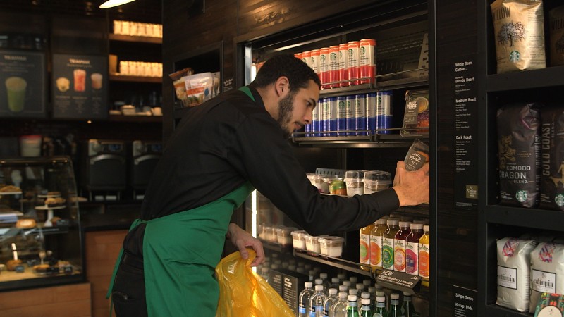 Il nuovo passo etico di Starbucks Ora donerà tutto il cibo invenduto
