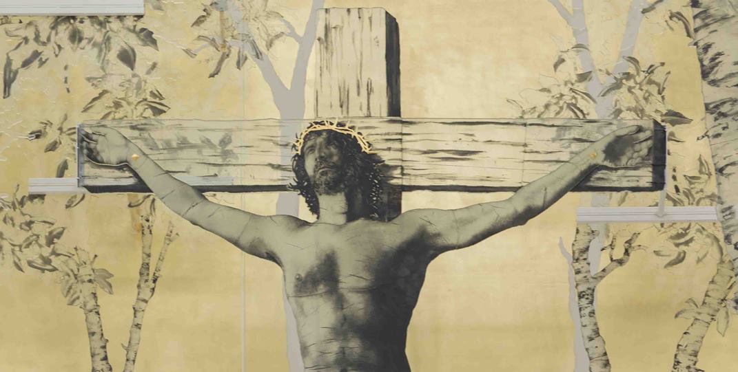 Quel Cristo in croce è il Bocia Mastrovito contro il perbenismo