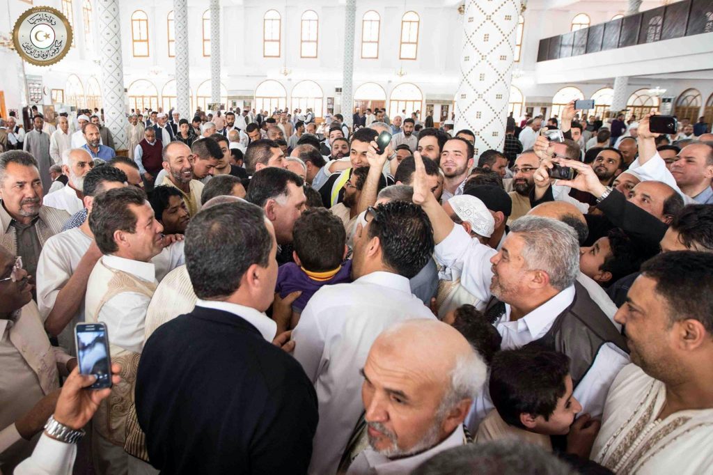 Libia: premier al Sarraj visita moschea e piazza dei Martiri a Tripoli