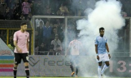 L'indignazione corre su Twitter «I panini non entrano, i petardi sì»