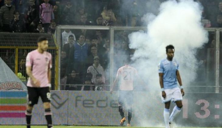 L’indignazione corre su Twitter «I panini non entrano, i petardi sì»