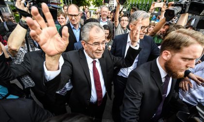 Il verde che preferisce la macchina e ha battuto la destra xenofoba
