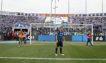 La cronaca, i video e le foto dell'immenso grazie al capitano