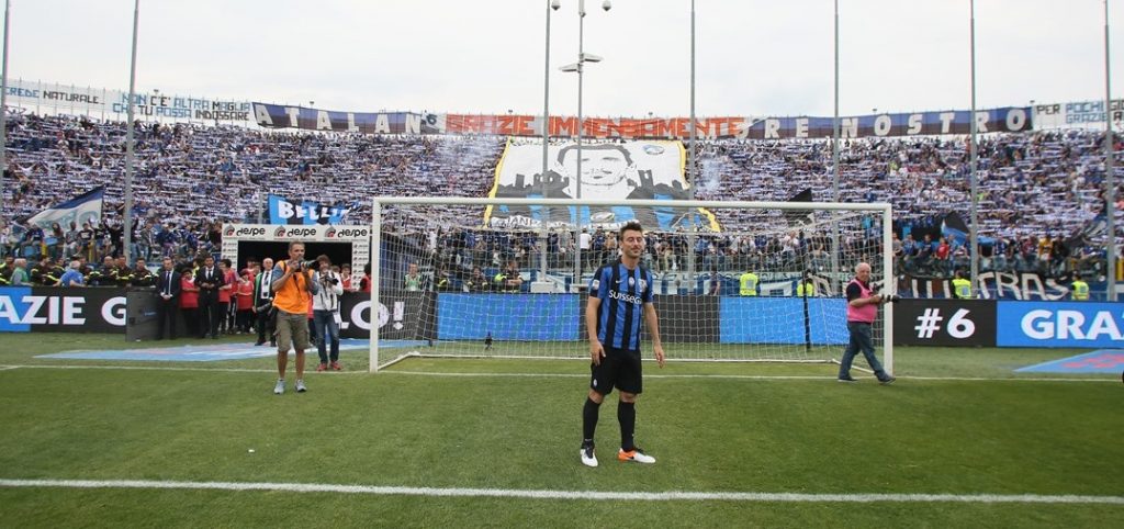 La cronaca, i video e le foto dell’immenso grazie al capitano