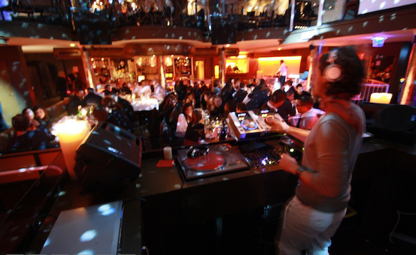 Il curioso caso del vigile in congedo che ne approfittava per fare il Dj