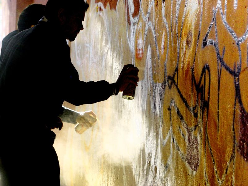 La pena del contrappasso ai writer che imbrattano i muri di Milano