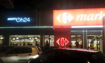 Sfondata con un’auto la vetrina del Carrefour di Valtesse: rubato l’incasso del fine settimana