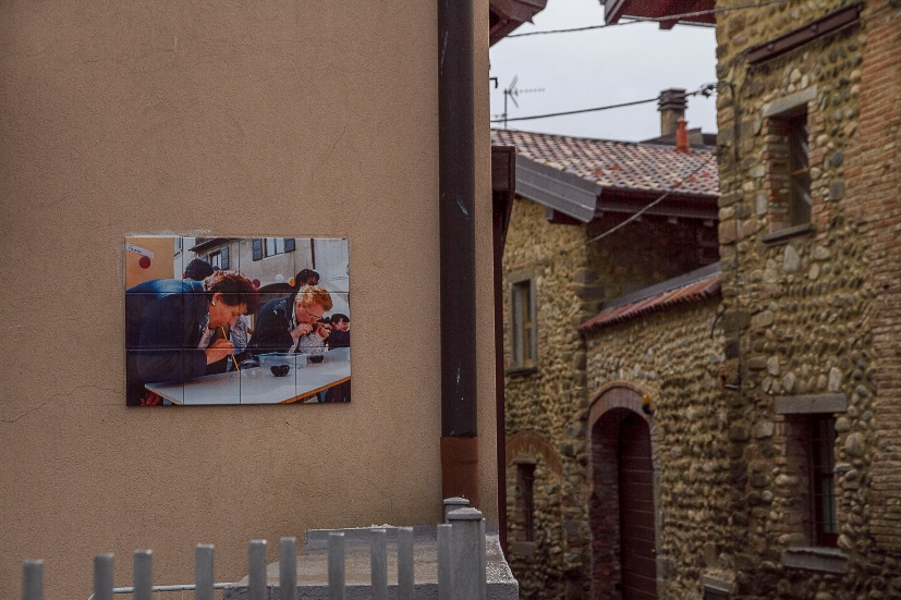 Ritorno a Solza con l’arte di Rubbi Un’opera con le foto di una volta