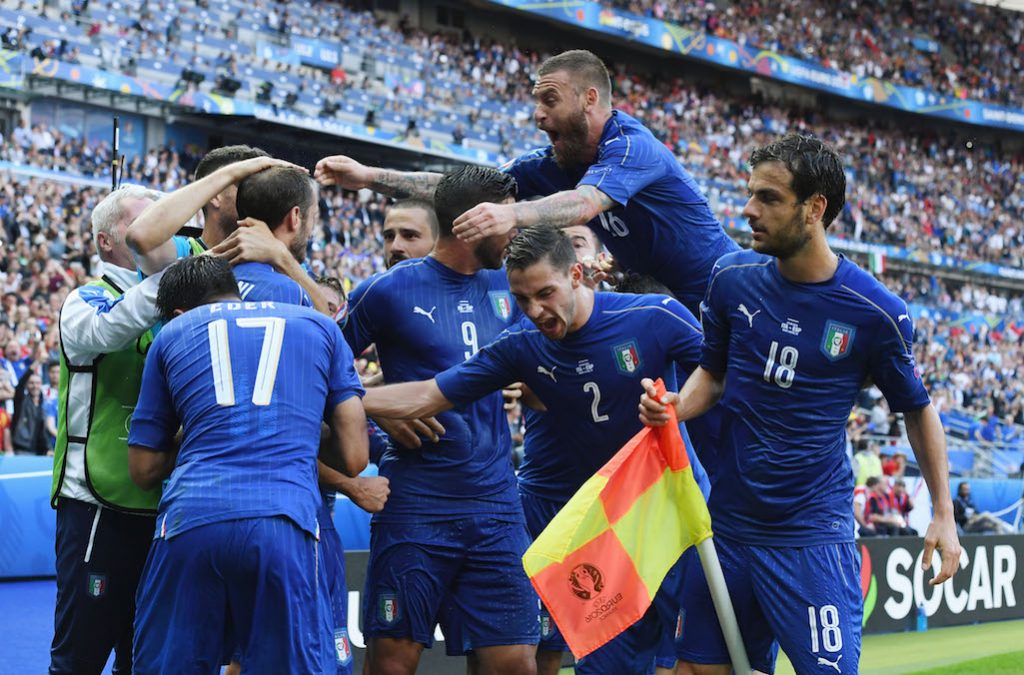 PARIS, FRANCE - JUNE 27: Giorgio Chiellini (4th L) of Italy celebrates scoring with Eder after scoring the opening goal with his team matesduring the UEFA EURO 2016 round of 16 match between Italy and Spain at Stade de France on June 27, 2016 in Paris, France. (Photo by David Ramos/Getty Images)