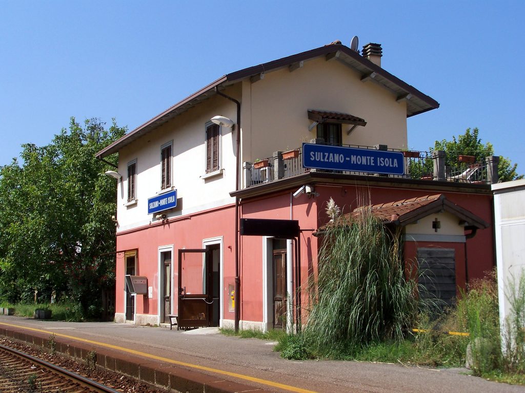 Lato ferrovia della stazione di Sulzano
