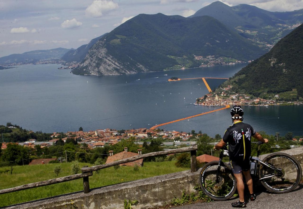 La passerella è un successone Ma non in tutti i Comuni del Sebino