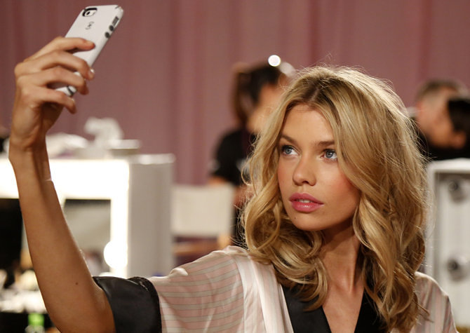 stella-maxwell-selfie_2014_12