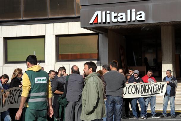 Alitalia:sindacati,indisponibili a esuberi,ci convochi