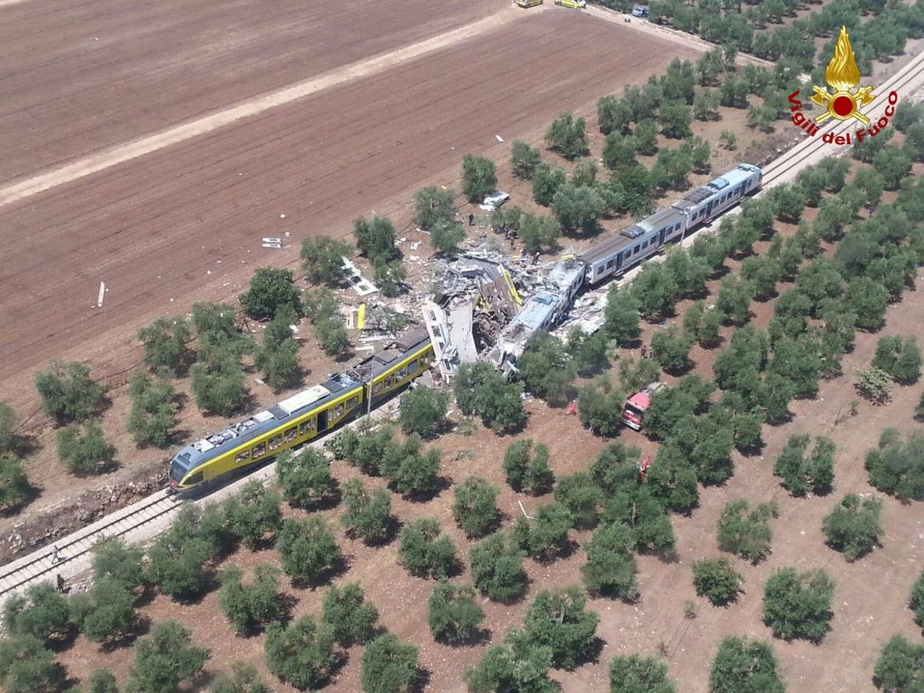 >>>ANSA/SCONTRO TRENI: È STRAGE IN PUGLIA, ALMENO 20 MORTI