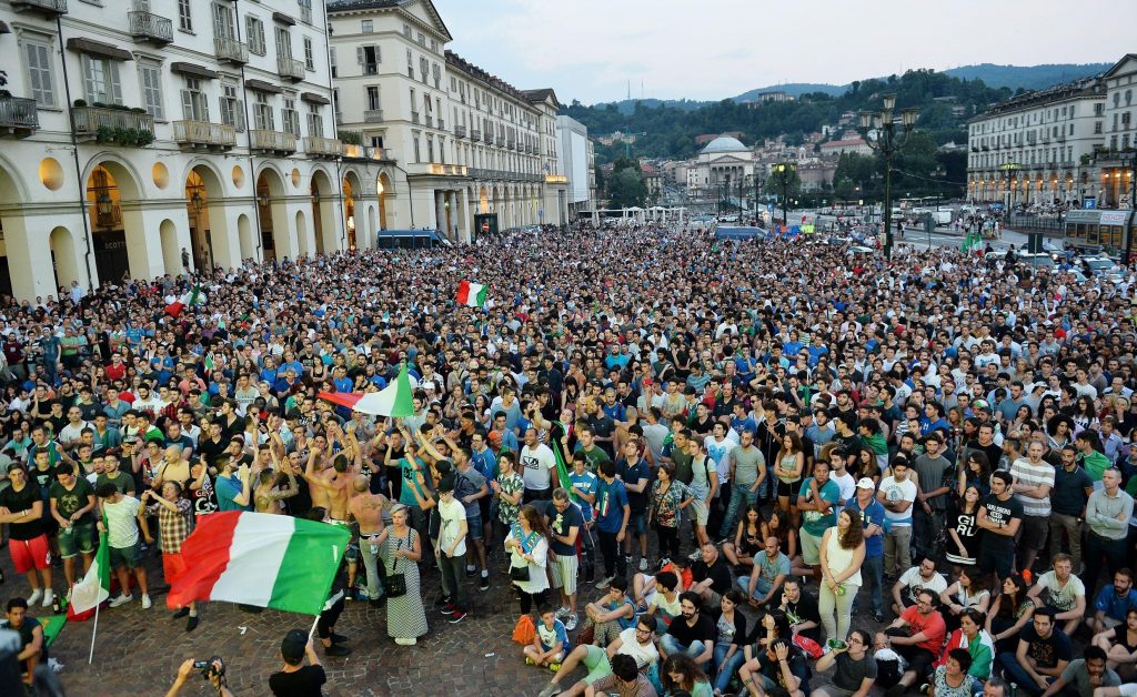Tifosi guardano la partita Germania - Italia
