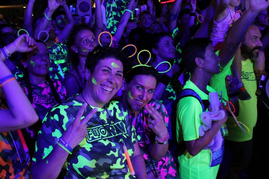 Arriva FluoRun, la corsa notturna che colora le strade di Bergamo