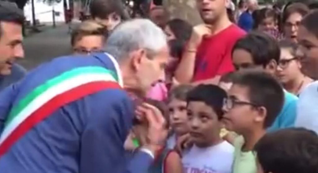 «Non ci si vanta di una bocciatura» La sfuriata del sindaco al bimbo