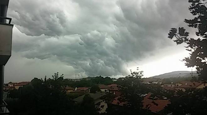 Fine dell’assaggio d’estate: piogge, temporali e temperature basse. Settimana di maltempo