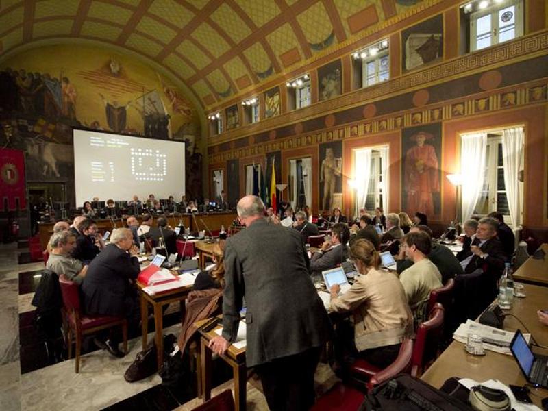 Utero in affitto, l’ordine del giorno a Palazzo Frizzoni divide la maggioranza